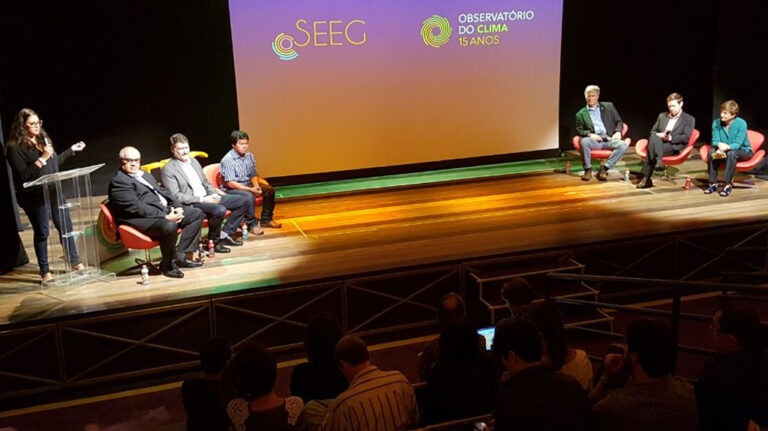 Mesa de discussão (EN: Discussion panel).