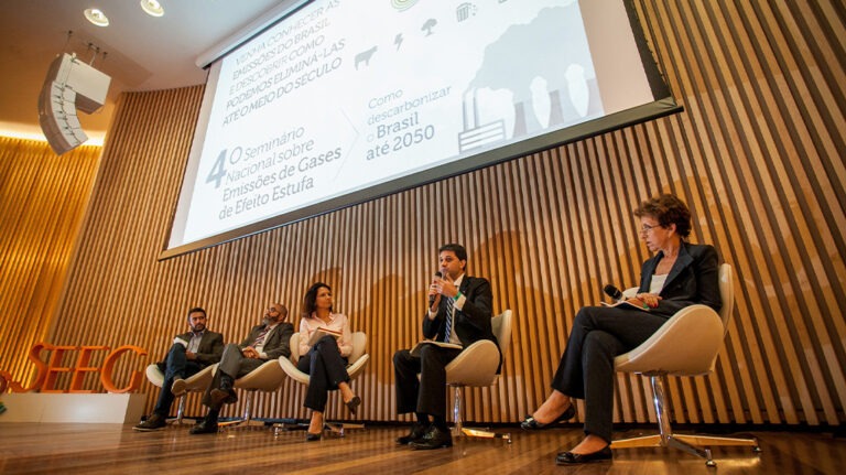 Mesa de discussão (EN: Discussion panel).